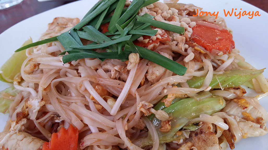 Pad Thai Chicken at Buddha Banquet